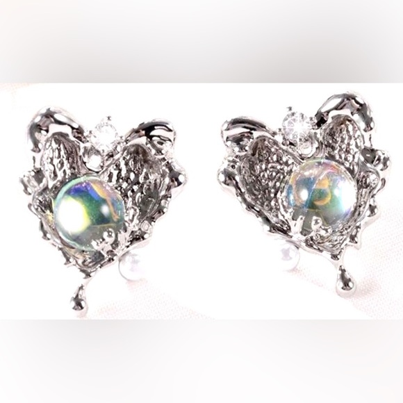 “Victorian Dripping Heart” Moonstone Tiny Pearl Silver Liquid Metal Droplet Stud - Picture 6 of 6